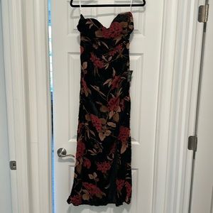 Medium, black, velvet strapless Lulu’s dress